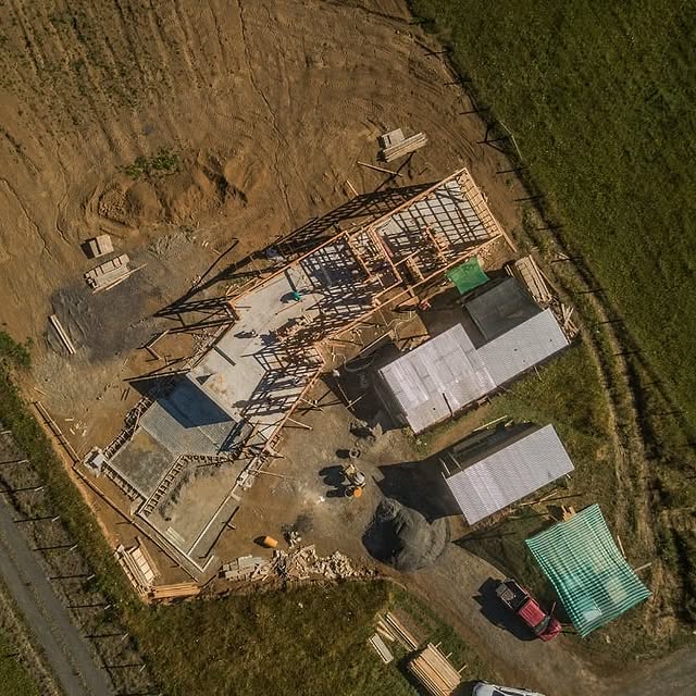 Proceso de construcción en madera visto desde el aire
